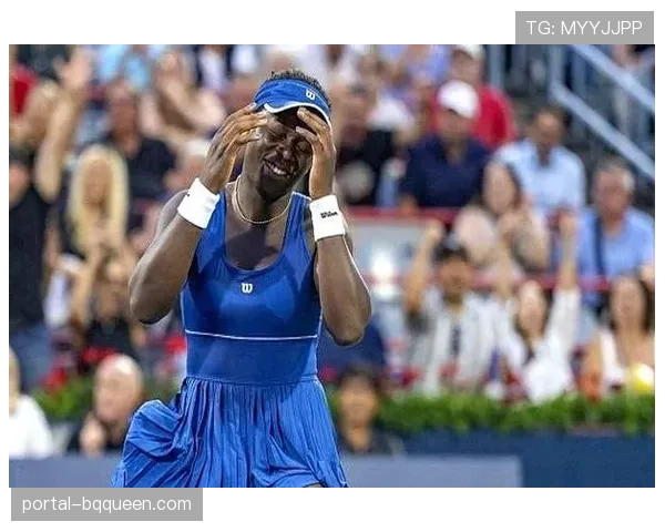 特写：颁奖仪式后，首次夺得超级300赛冠军的荷兰小将独自凝视奖杯