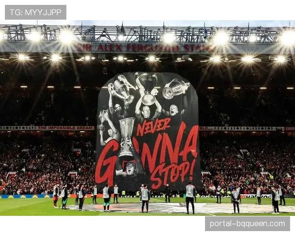 里尔主场球迷展示巨型TIFO，致敬即将退役的队长丰特