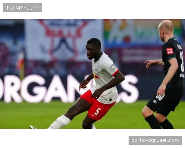 特写:于帕梅卡诺伤愈复出首战,在拜仁新三中卫体系中的角色转变 特写:于帕梅卡诺伤愈复出首战,在拜仁新三中卫体系中的角色转变